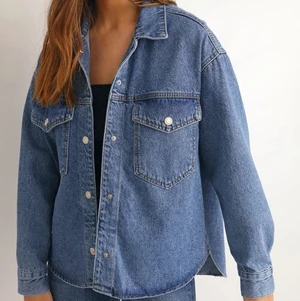 Jeansjacka chiquelle - Den perfekta jeansjackan/skjortan till våren att matcha med allt😍galet snyggt tillsammans med ett par jeans eller kanske en kjol eller byxor. Från chiquelle slutsåld på hemsidan, skriv vid frågor, funderingar eller intresse❤️