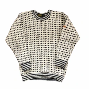 Stickad tröja  - Så fin norsk stickad tröja! Lite sliten som man ser på sista bilden vid ärmen men annars bra skick!