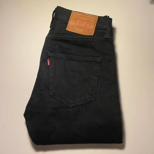 Levis Jeans 501 - Säljer dessa svarta par jeans från Levis i modellen 501. Skick 9/10 inga slitage och endast använda ett fåtal gånger! Storleken är W28 L32. Kom privat för fler bilder eller frågor!