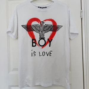 BOY London T-shirt strl S -Ny! - Vit T-shirt från BOY London i strl S. Bröstvidd: 53cm. Helt ny.  Den har gula märken som kanske går att tvätta bort. Kontakta för mer bilder.
