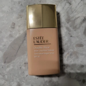 Estee lauder double wear sheer färg: pale almond - Estee lauder double wear sheer färg: pale almond.  Endast testad 2ggr men inte rätt ton för mig