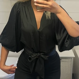 Satinblus bikbok storlek xs - Oanvänd satinblus från bikbok med knytning framtill. Säljes för 50 kr + frakt