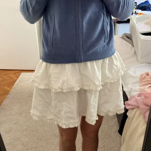 Vit sommarkjol - Säljer nu denna vita sommarkjol. Storlek XS men passar även S och M (pga resår). Kom privat för fler bilder✨🌸💫 köpare står för frakt💗 