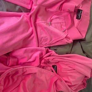Juicy couture set rosa - Använt Max 3 gånger dem är i perfekt skick, säljer just pga får knappt användning av det💗 sättet är äkta kan bevisas. Köptes för 2199kr, byxorna är ganska raka nere. (HAR ENDAST TRÖJAN KVAR)