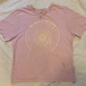 Fin lila t-shirt  - En fin tröja från HM med astrologi tryck. Sitter bra och är i ett skönt tunt material, perfekt för sommarn. Använd endast ett fåtal gånger Förra året. Original pris: 149kr.