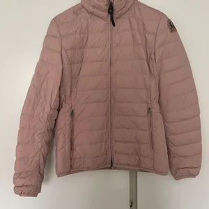 Dunjacka från Parajumpers - Tunnare dunjacka från Parajumpers, gott skick men har en mindre skada på höger sida.