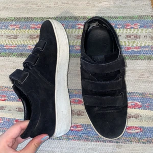 Jim Rickey skor - Svarta mockaskor med kardborreband. Skorna är använda vid ett par tillfällen. Den ena skon är sliten inne vid hälen. Kardborrebanden är lite slitna men annars är skorna i bra skick. Skriv för fler bilder ☀️ Köpare står för frakt