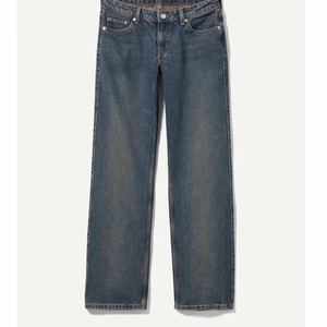 WeekDay Jeans Arrow - WeekDay jeans arrow i stl/mått waist 24 cm och inseam 81 cm. I färg är de dark worn blue. Inte använda mycket dvs bra skick. Utgångspris 500 kr.