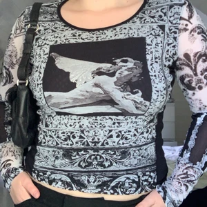 Mesh 90’s topp  - Ashäftig mesh-tröja i bra skick som är perfekt till en utekväll. Lappen har gått av men den är från taifun. Passar bäst en S/M men även en XS!  Köparen står för frakt💗 OBS! Frakten kostar 51kr