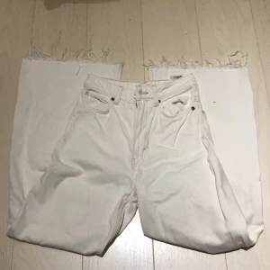 Vita H&M jeans - Säljer dessa vita jeans från H&M,jätte fina vida jeans och andvänt bara några få gånger 