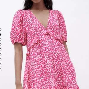 Säljer denna klänning från Zara i rosa leopardmönster i storlek M❤️ Frakten ingår
