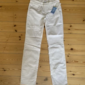 Jeans från Mac - Vita Jeans från Mac. Oanvända med prislapp kvar. Har mycket stretch och är supersköna att ha på sig. Storlek 36/30. Modellen heter ”Dream Jeans” och har raka ben. Nypris 1199kr. Mitt pris 400kr + frakt.