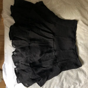 Svart kjol - Köpt förra året här på plick men den kom inte till användning. Storlek 34/xs (jag på bilden har vanligtvis S). Köpare står för frakt💖
