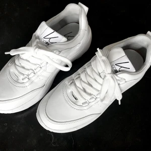 K.COBLER wattson chunky sneakers  - Otroligt små i storleken. Det står storlek 40 men egentligen är dom snarare storlek 39.  Använda 1 gång. Haft dessa skor tidigare (då med rätt storlek), väldigt sköna Nypris 1000kr 