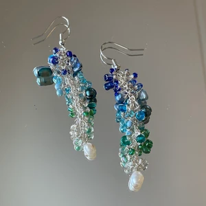 Örhängen  - Handgjorda örhängen med glaspärlor och silvrig ståltråd⭐️Frakt tillkommer på 39kr!!!  Checka min profil för mer 💜