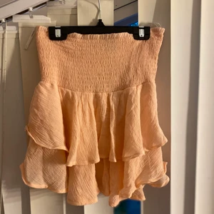 Kjol  - Säljer denna superfina sommar kjolen super fint skick använt fåtal gånger och ät så söt💕 säljer för att den är lite för liten på mig 