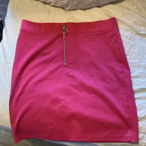 Rosa kjol med dragkedja fram köpt på H&M som knappt är använd, säljer dom pga att dom sitter rätt så löst i midjan på mig. Perfekt till att ha på fest eller något annat festligt tillfälle!💗🌸🌷