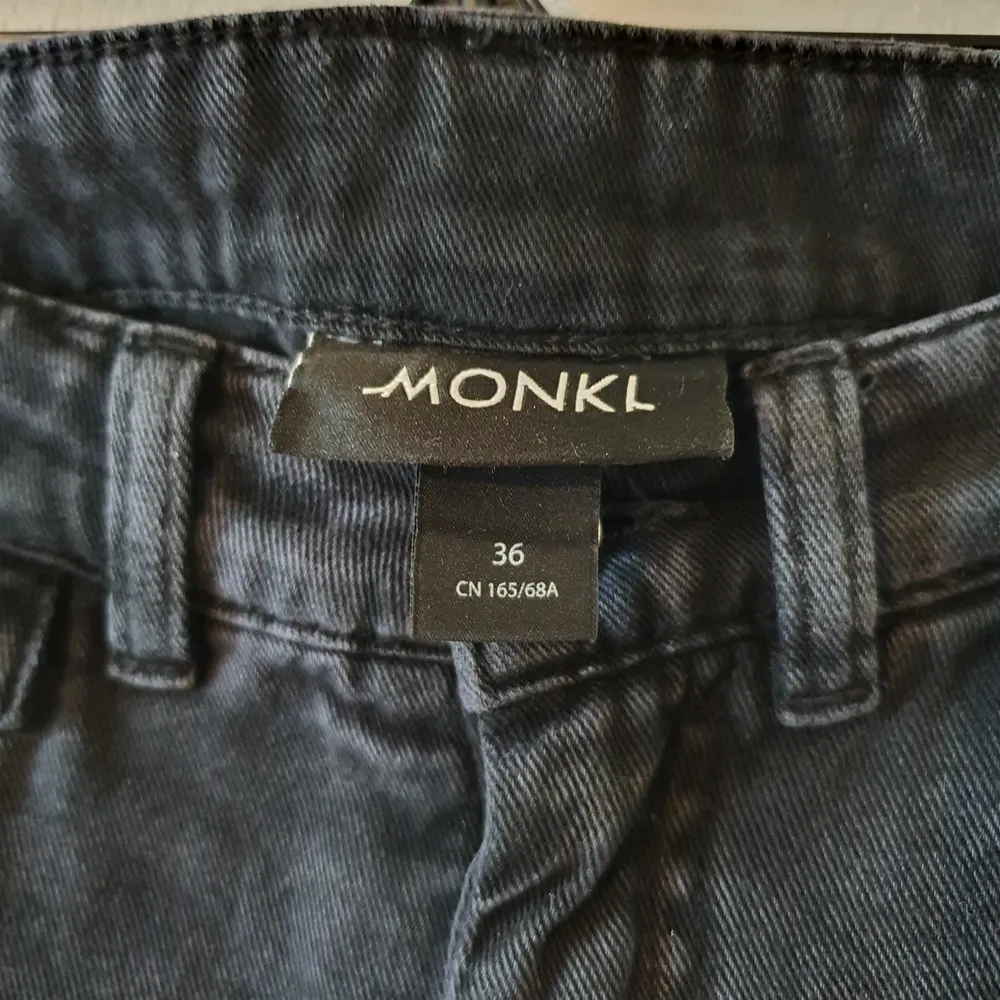 Mörkgråa byxor från Monki i strl 36. Inte hellånga, utan går ner till vaden ungefär. Hög midja, breda ben. Fint skick och supersköna på! Är gjorda i ett material som liknar tunnare jeanstyg, så de funkar även vår och sommar.. Jeans & Byxor.