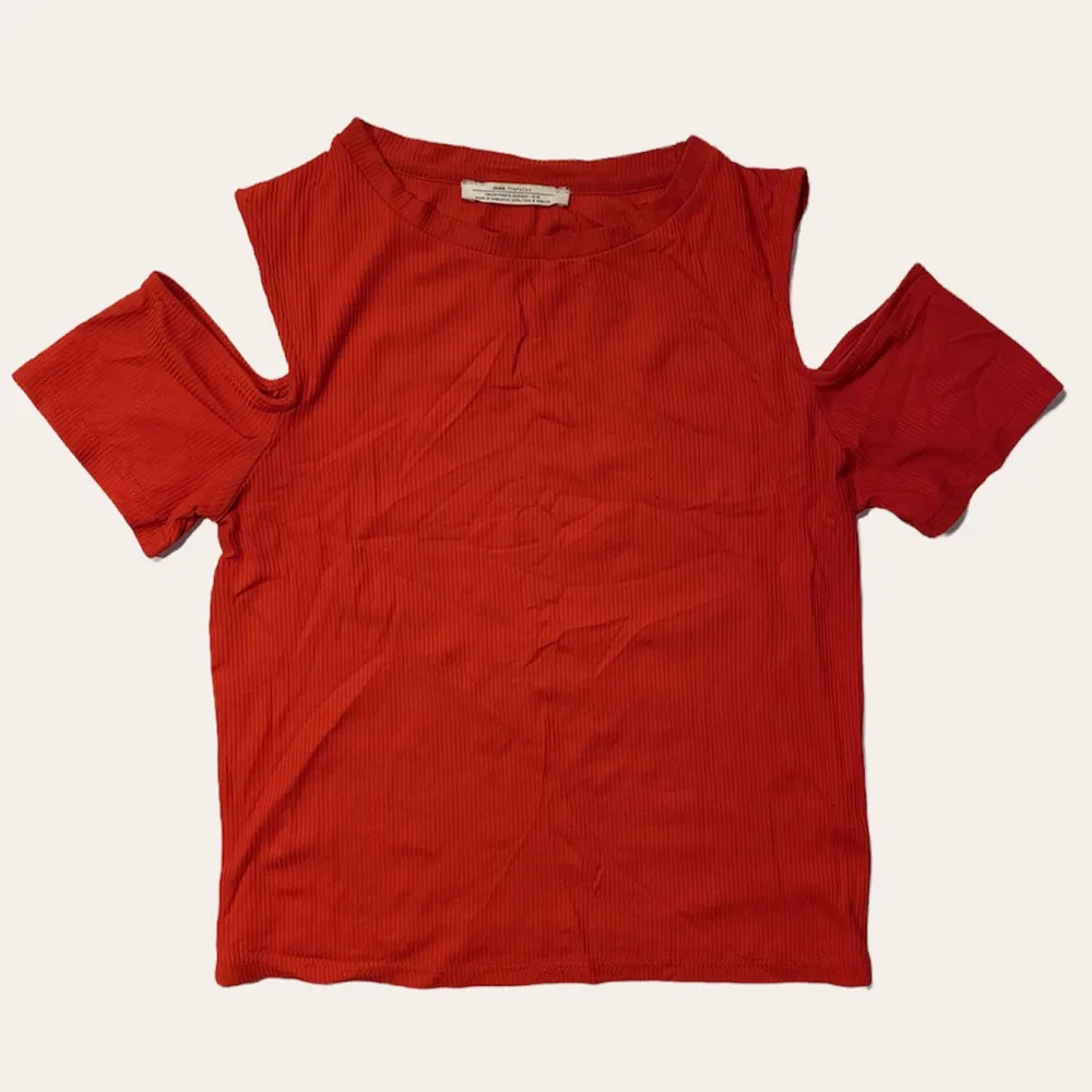 En röd topp från Zara med utklippta kort armar  på axlarna . T-shirts.