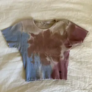 En tie-dye T-shirt från pull and bear i storlek xs! 