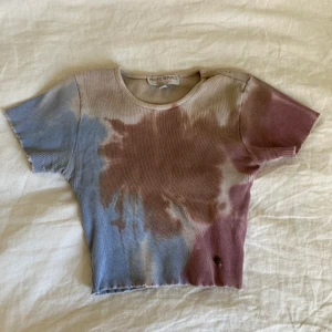 Pull and bear crop top - En tie-dye T-shirt från pull and bear i storlek xs! 