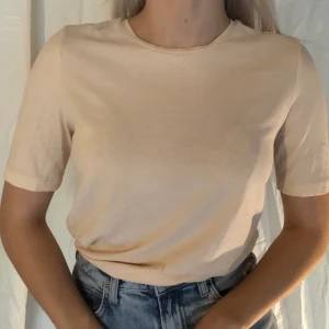 T-shiet - Fin krämfärgad t-shirt.