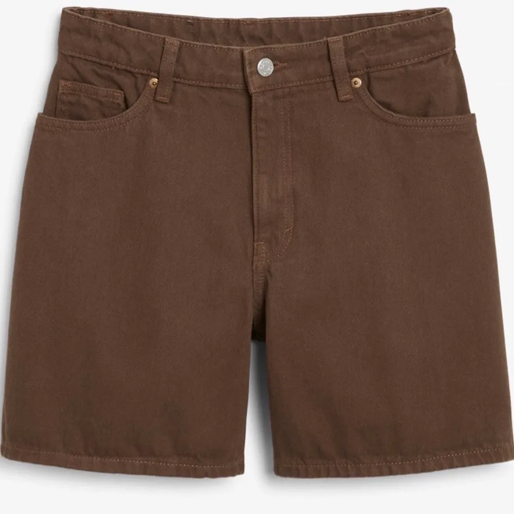 Säljer nu mina bruna shorts från monki i strl 27/S! De är luftiga, skitsnygga på och bekväma, men använder de inte tillräckligt mycket tyvärr. Därför i väldigt bra skick! köparen står för frakten! 💕 :). Shorts.