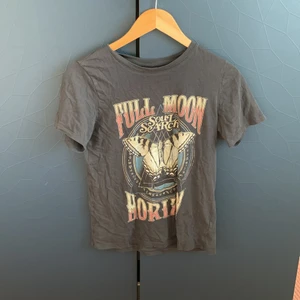 Tröja från Gina tricot🌸 - En fin tröja från Gina med text och en stor fjäril på🦋 den är i bra skick och är väldigt fin💗 säljer denna för 40kr men  priset kan såklart diskuteras💕 tröjan är i storleken S men passar även mig som har storlek xs🌸🤌🏼