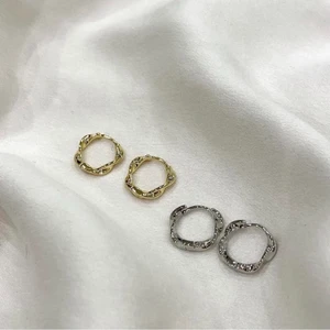 Örhängen - Supersöta örhängen i både silver och guld!🤩 Helt nya! Det är i sterlin silver och de guldiga är guldpläterade. Går även att köpa styckvis för 69kr/st. Frakt tillkommer.