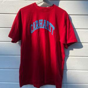 Röd T-shirt från Carhartt. Oversize modell. Fint skick, använd fåtal gånger! 