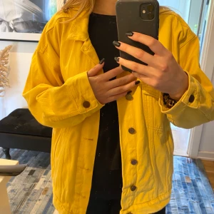 Gul oversize jeansjacka  - En superfin gul jeansjacka i storlek 40.  Passar till alla sommarens festligheter men kommer tyvärr inte till användning här!  Köparen står för frakten.  Jag skulle säga att den passar storlek S-L beroende på hur man vill att den sitter. 