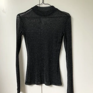 Glittrig meshtop  - Superfin glittrig meshtop. Lappen är bortklippt men skulle tippa på att den passar Xs-M då materialet är väldigt strechigt 🖤