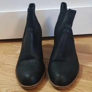 Svarta boots - Boots från vagabond  Nyskick förutom ett par repor på klacken. Klackhöjd 7.5 cm 