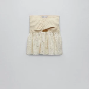 Populär topp från Zara - Slutsåld jättefin topp från Zara. Andvänd 1 gång och är i nyskick. 💓