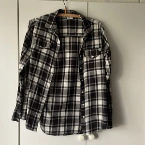 Flanellskjorta stl 34 - Flanellskjorta från Cubus i bra skick. Något urtvättad, annars helt felfri. 