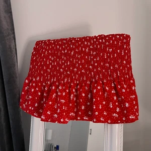 Kjol - Jätte gullig röd kjol med vita blommor använd fåtal gånger, köpare betalar frakt