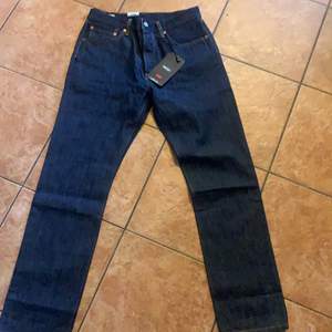 Hej, säljer ett par helt nya oanvända Levis  jeans 501 dam model storlek 30x32  
