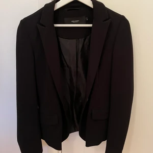 Kavaj - Svart kavaj från Vera Moda. Sparsamt använd. Nypris 499kr. Köparen står för frakt. Skicka dm vid frågor och intresse💗