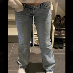 Lågmidjade hm jeans - Säljer mina lågmidjade flare jeans från hm. Det är som helt nya och endast provade. Jeansen är i storlek 38 och är helt slutsålda på både hemsidan och i butik. Jag skulle säga att det sitter som 36-38. (Sista bilden är lånad av Linnea Alvan.)