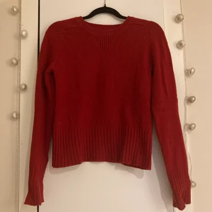 Röd stickad tröja  - Fin tröja från HM. Inte använd mycket då den är lite liten till mig