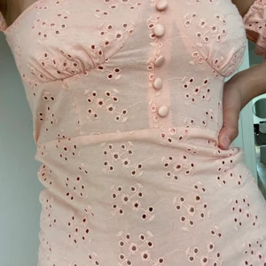 Klänning ASOS  - Klänning från ASOS, använd vid ett tillfälle.  Frakt ingår i priset  