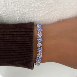 Armband  - Sommar armband! Blått och vit, går att välja andra färger om ni vill! Har nästan alla färger🤍 45kr