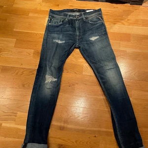 Replay jeans - Replay Jeans som använts väldigt lite  FRI FRAKT!!!  Sitter som en smäck Tighta jeans med mycket detaljer  Storlek 30 i Waist och 32 i längd 