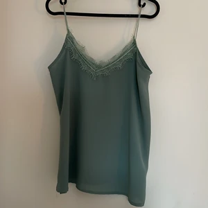 Grönt sidenlinne - Så härlig grönt sidenlinne, aldrig använd!💚