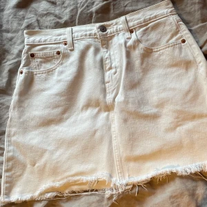 Kjol - Vit kjol från Levis, hyfsat kort 