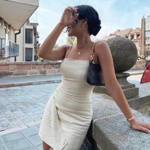 ZARA KLÄNNING - Storlek S. Har inga egna bilder med den på då den är för liten💖 (beige ) HELT NY MED LAPPAR KVAR