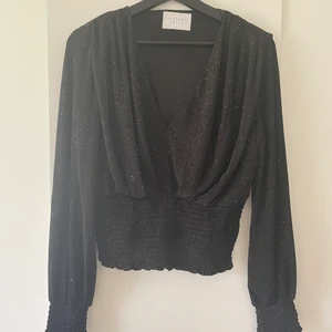 Party top - Glittrig party-top från Bubbleroom. Använd endast en gång! Den är i superskönt material och festlig 🤩