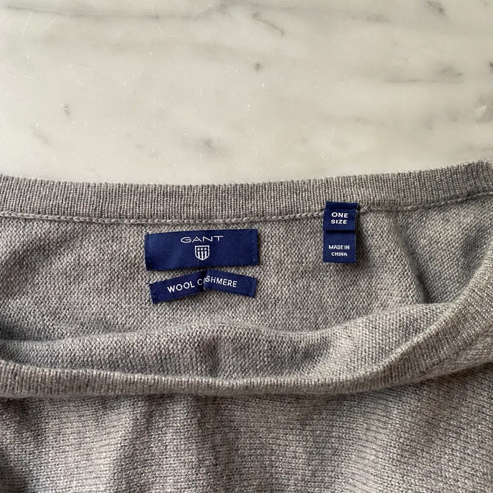 En grå poncho i cashmere från gant. Fick i present men använd 2 gånger Max. Så skön och önska den användes mer men passar ej min stil. Onesize. Tröjor & Koftor.