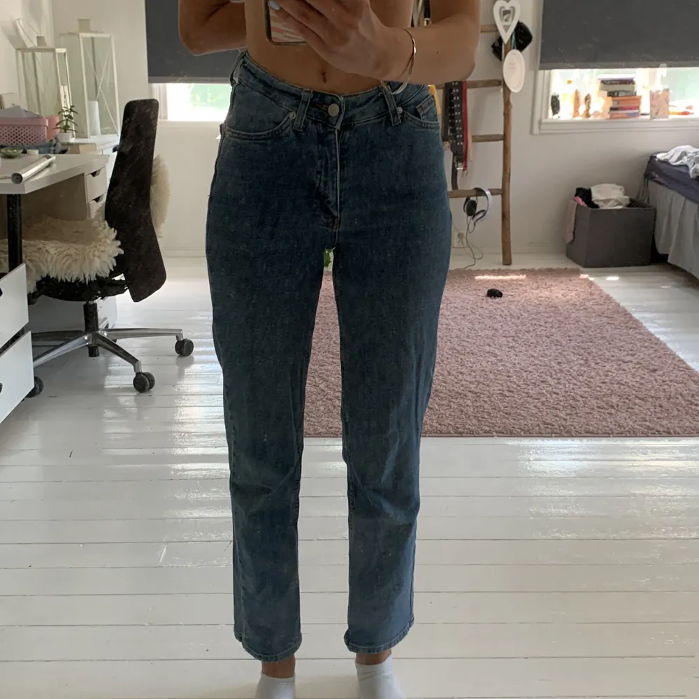 ett par mörkblåa straight leg jeans från NA-KD. midjan är medelhög och har en v-ringnings form. Jag är 174cm. Jeans & Byxor.