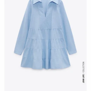 Zara klänning🫶🏻 - Säljer denna skit snygga och trendiga klänning från zara! Säljer för att den är för stor för mig i bysten och tyvärr kan jag ej returnera den. Lapparna är kvar och den är aldrig använd💘 kom för fler bilder privat! Priset går möjligen att diskutera!